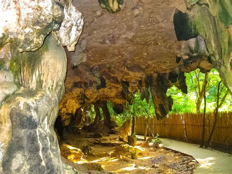 Playa Y Cueva De Phra Nang En Railay Krabi Tailandia Imagen De