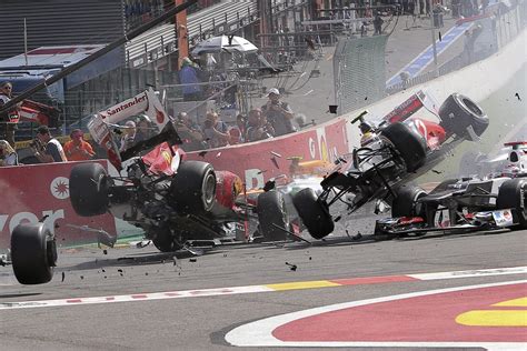 F1 Incidente Al Via Fuori Alonso E Hamilton Il Gp Va A Button