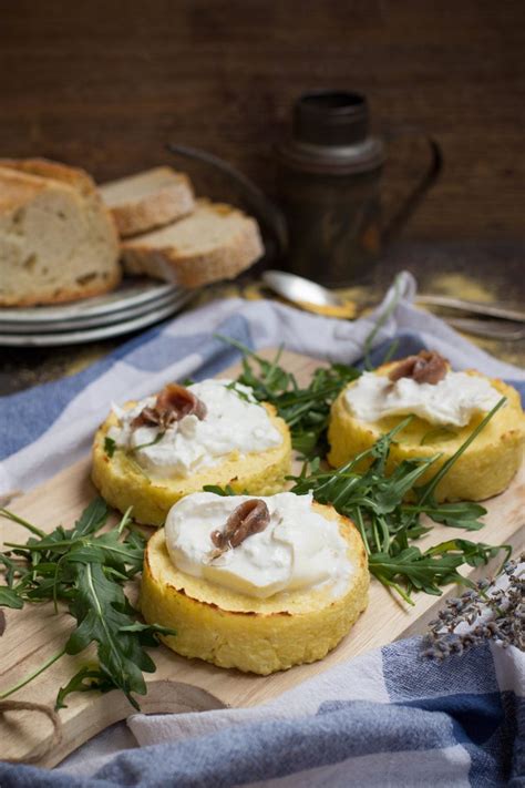 La ricetta passo passo del minestrone tradizione findus con cozze e burrata, gli ingredienti del cuore della puglia, e taralli sbriciolati. Ricetta - Tortini di polenta con burrata e alici | Dissapore