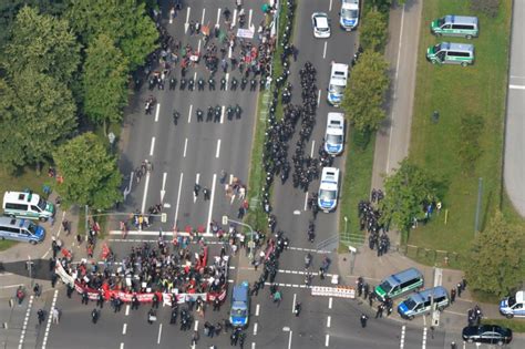 Alle nachrichten der faz rund um die positionierung der afd für die bundestagswahl 2017. 2000 Polizisten schützen AfD-Parteitag in Augsburg ...