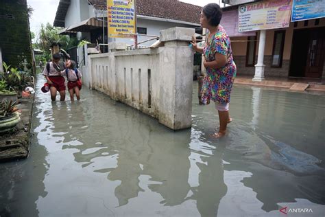 Banjir Bercampur Limbah Industri Di Tulungagung Antara News