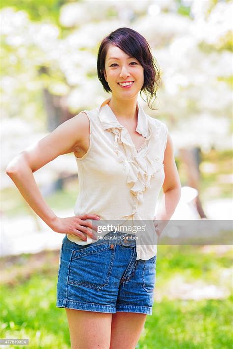 Belle Femme Dâge Mûr Saine Japonais Active Dans Un Parc Portrait Photo