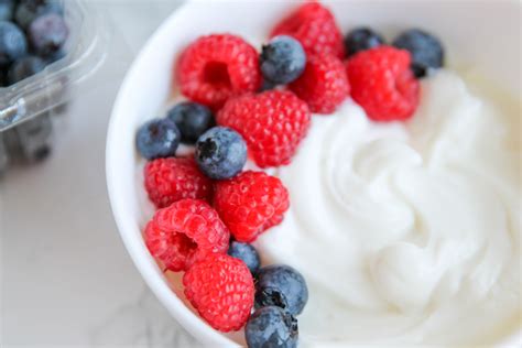 Mixed Berry Greek Yogurt Bowl A Light And Fit Breakfast