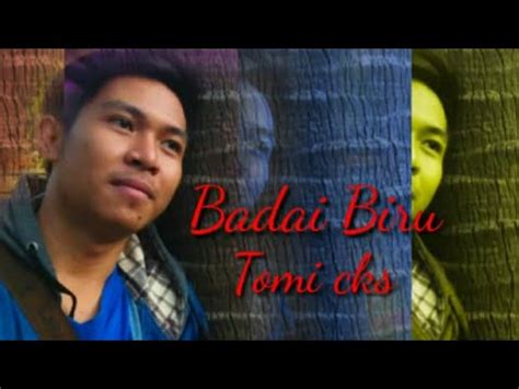 Bagai bunga layu di tangkainya hingga jatuh tiada yang sudi memandangnya biru langitpun kelabu, putih awanpun berlalu tak peduli walaupun ada yang sudi memandangpun sebelah mata. Badai Biru cover tomi cks - YouTube