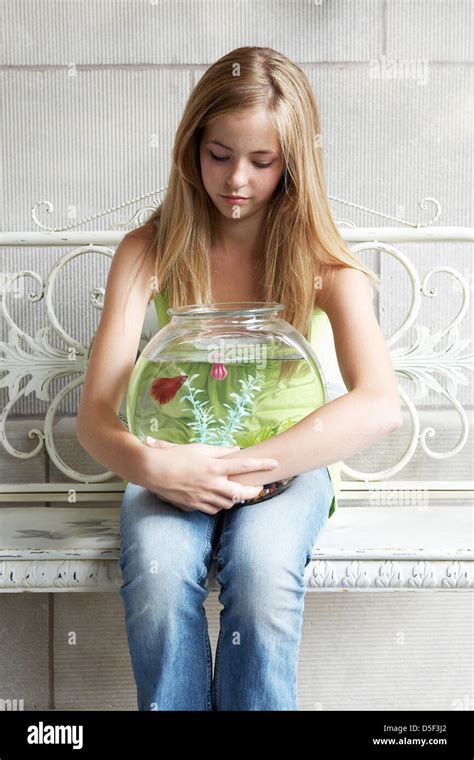 14 Jahre Altes Mädchen Hält Goldfischglas Stockfotografie Alamy