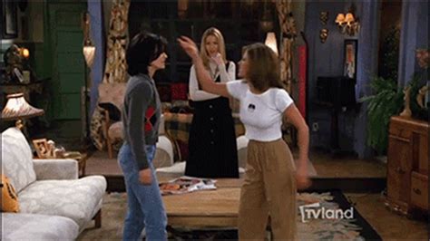 Friends Courteney Cox Lisa Kudrow And Jennifer Aniston Are In A Group
