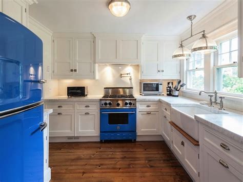 Blue in kitchens is a strong and upcoming trend style. White and Blue KItchen - Contemporary - kitchen