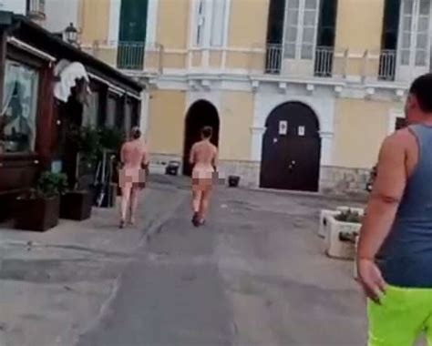 Due Turiste Passeggiano Nude Per Gallipoli Dago Fotogallery