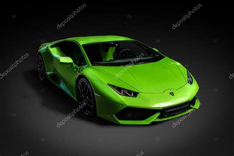 Lamborghini Huracan Groene Luxe Sportwagen Op Zwarte Achtergrond Redactionele Stockfoto