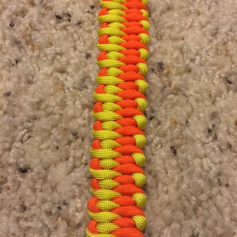 Paracord can be bought in different types of quality. Easy paracord bracelet patterns, Try the Cobra, Viper, Fishtail Braid | Paracord weaves ...