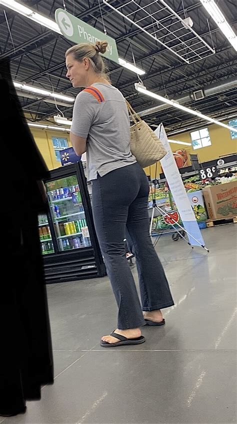 Bubble Butt Pawg Milf With Slight Vpl And Sexy Toes Spandex Leggings