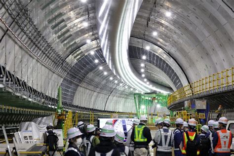 調布道路陥没 外環道工事現場、国が視察会実施 ／東京 毎日新聞