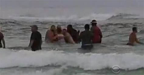 Swimmers Form Human Chain To Save Victims From Rip Current Cbs News