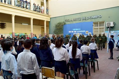 Promesa De Lealtad A La Bandera De Alumnos De Escuela Apadrinada Por