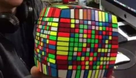 Joven Chileno Arma Cubo Rubik Con Más Piezas En El Mundo — Futuro