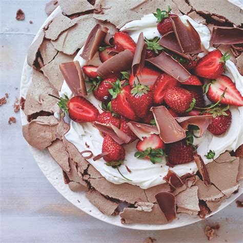 This dessert is just right for a summertime shindig. Chocolate Berry Pavlova | Recipe (With images) | Pavlova ...
