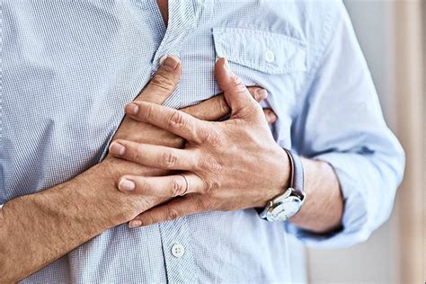Dor no peito e suor frio saiba os sintomas de infarto Metrópoles