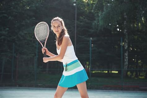 Красивая женщина в спортивном теннисном корте на корте Бесплатно Фото
