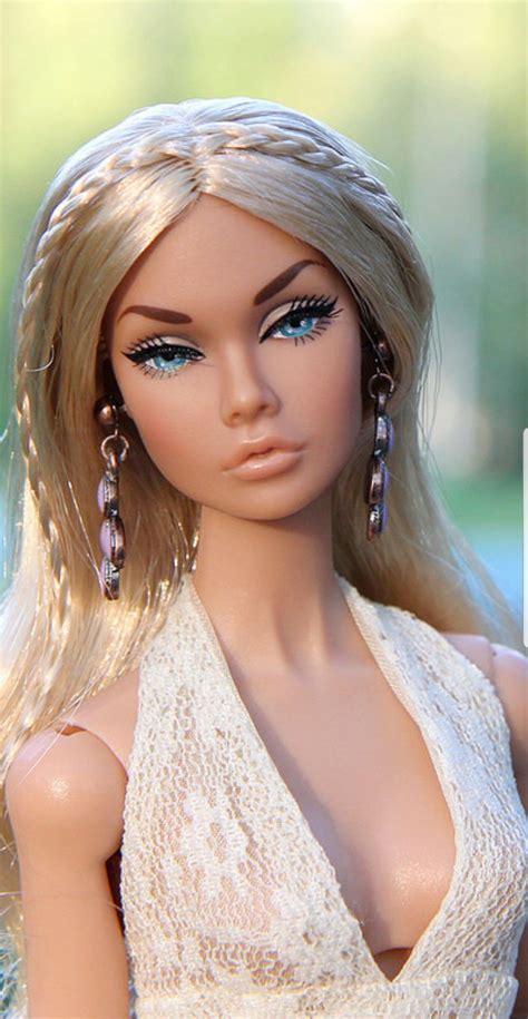 barbie fashionista doll blonde hair and blue eyes