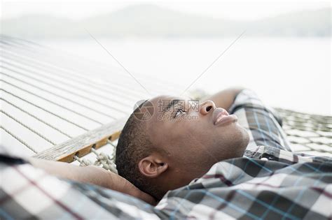躺在吊床上的年轻人高清图片下载 正版图片501517219 摄图网
