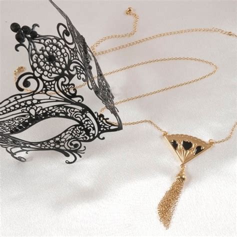 Waist Chain With Ornate Fan And Seductive Tassel In Gold
