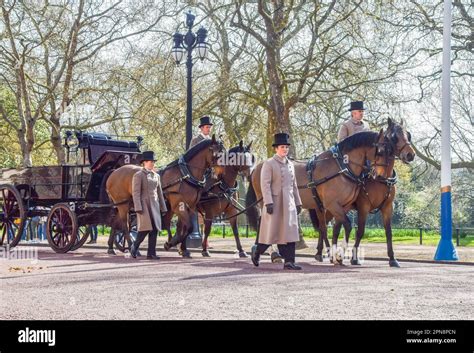 London Uk 17th Apr 2023 A Horse Drawn Carriage Passes Through The