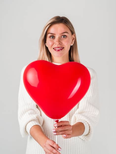 Feliz Mujer Posando Con Globo Para San Valentín Foto Gratis