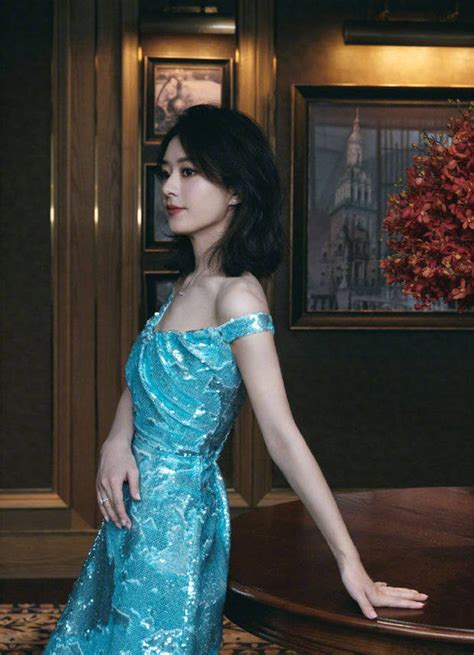 Zhao Liying Wears A Blue Sequined Skirt And Turns Into A Mermaid With