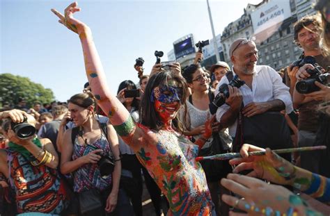 Nackter Protest In Buenos Aires Freiheit Gleichheit Barbusigkeit