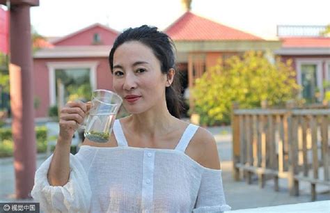 51 Year Old Chinese Mom Stuns Netizens For Looking Young Af