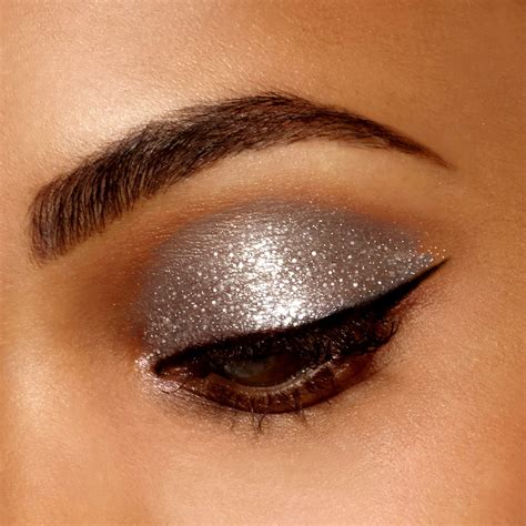 Subtle Grey Glitter Shadow W Classic Cat Eye 🖤 Eye Makeup Glitter