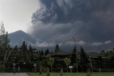 eruption of bali s mt agung prompts red aviation warnings