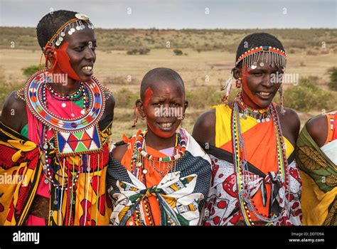 Mujeres Masai Vistiendo Coloridos Vestidos Tradicionales Cantando En Una Aldea Cerca De Masai