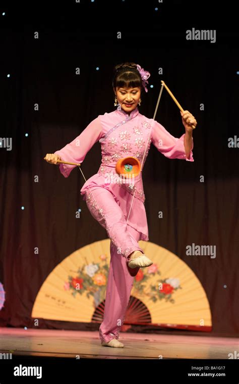 Chinese Acrobat Hi Res Stock Photography And Images Alamy