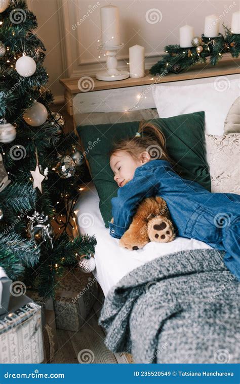 Een Charmante Meid Slaapt Met Haar Teddy Beer Onder De Kerstboom Een