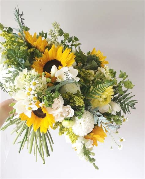 Pretty Sunflower Wedding Ideas Kiss The Bride Magazine Sunflower