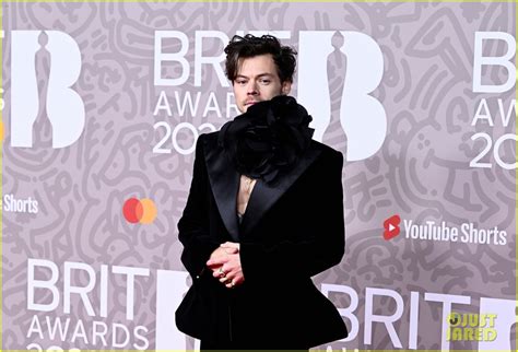 Harry Styles Wears Black Flower Necklace To Brit Awards 2023 Photo