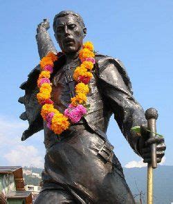 Born faroukh bulsara in zanzibar, he is regarded by many to be one of the greatest showman ever to appear in the public eye. Freddie Mercury | Freddie mercury, Freddie mercury death ...