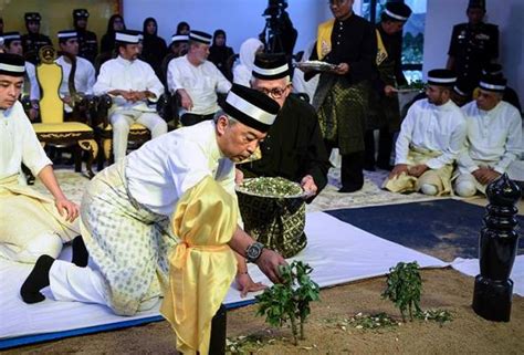 Sultan johor, sultan ibrahim ibni sultan iskandar semalam menzahirkan rasa pilunya terhadap pemergian anakandanya. Almarhum Sultan Ahmad Shah selamat disemadikan | Astro Awani
