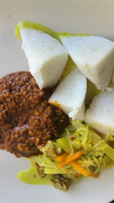 Coba resep sayur lodeh tempe yang bahannya murah dan cara membuatnya mudah. namakucella: LONTONG KUAH LODEH