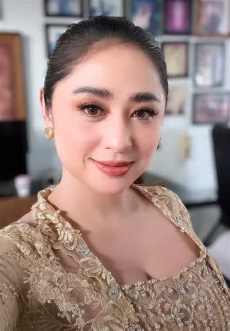 5 Potret Dewi Perssik Hadir Di Kondangan Keponakan Sosok Angga Wijaya Jadi Sorotan