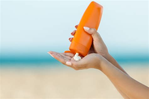 How To Reapply Sunscreen According To Experts