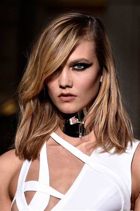 Karlie Klosss Cat Eye Makeup On The Versace Runway Celebrity Makeup