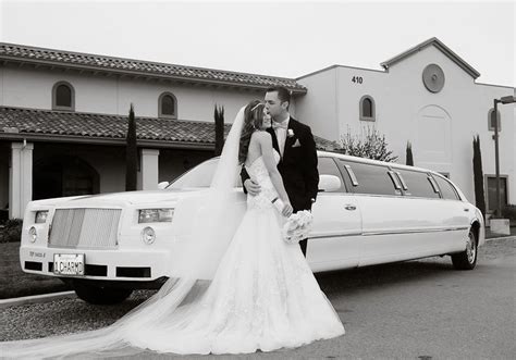 Bride And Groom Limo Photo Wedding Photography Wedding Picture Poses Wedding Pictures