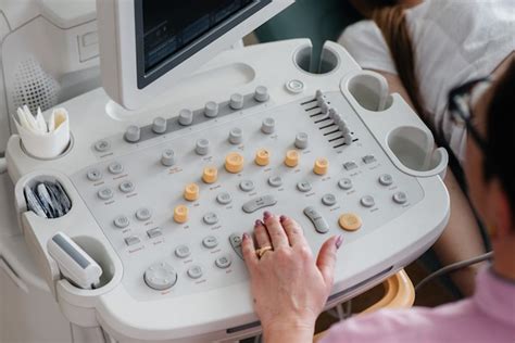 Aparelho de ultrassom close up durante um exame médico de uma mulher grávida Exame médico