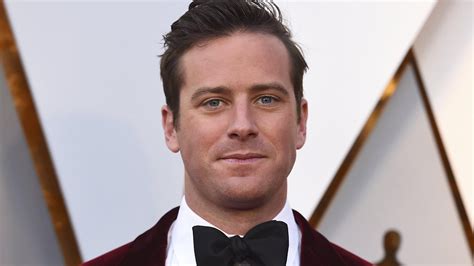 You'll never find reasonable men at the tops of tall mountains. Shitstorm für Armie Hammer, weil sein Sohn an seinen Zehen ...