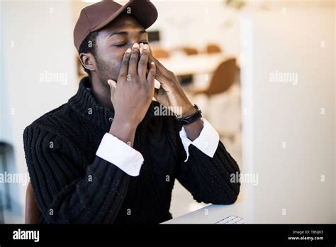 Sneezing High Resolution Stock Photography And Images Alamy