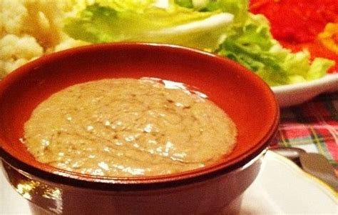 Disponete le verdure miste, cotte e crude, sul piatto da portata e gustatele intingendole nella bagna cauda. Bagna càuda ecco come prepararla