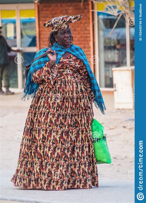 Opuwo Namibia Jul 06 2019 Herero Vestido Con Ropa Tradicional En