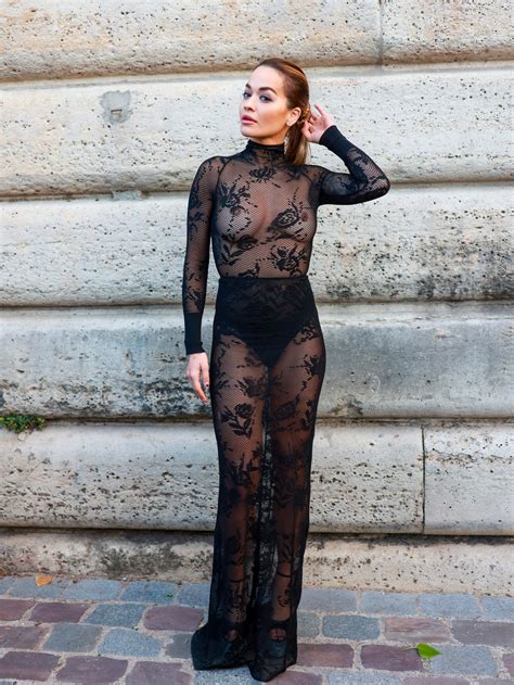 Rita Ora acaba de llevar su obsesión por los vestidos transparentes al siguiente nivel Glamour